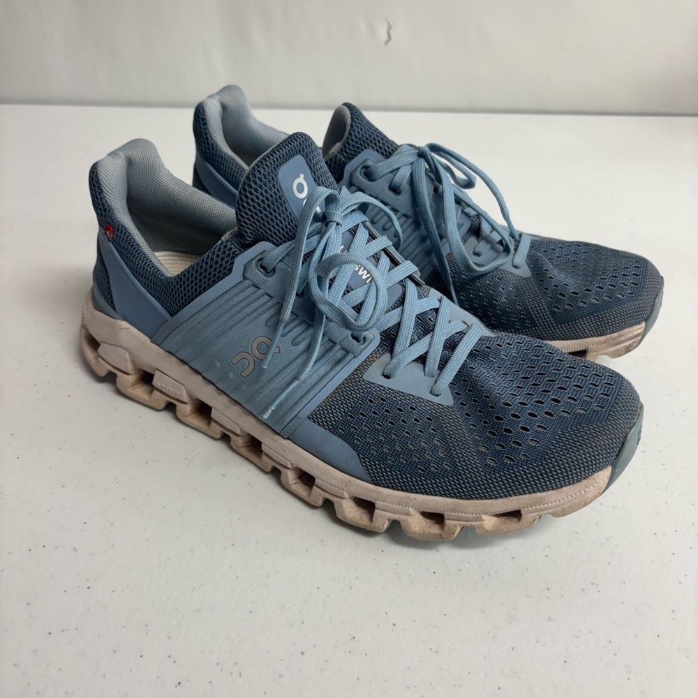On Cloud Running Cloudswift running shoes blue and white Women Size 9